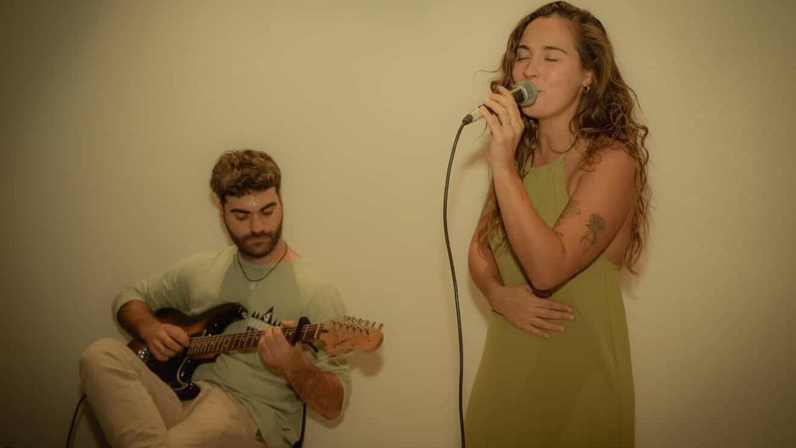 MÚSICA EN VIVO Y VINITOS